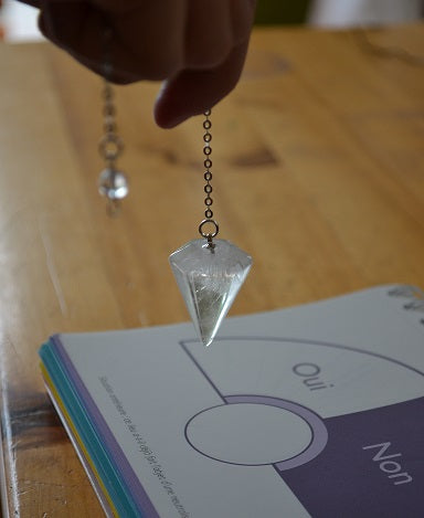 Pendule en cristal de roche ( radiesthésie )